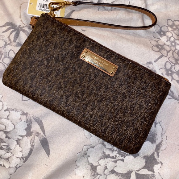 medium size wristlet